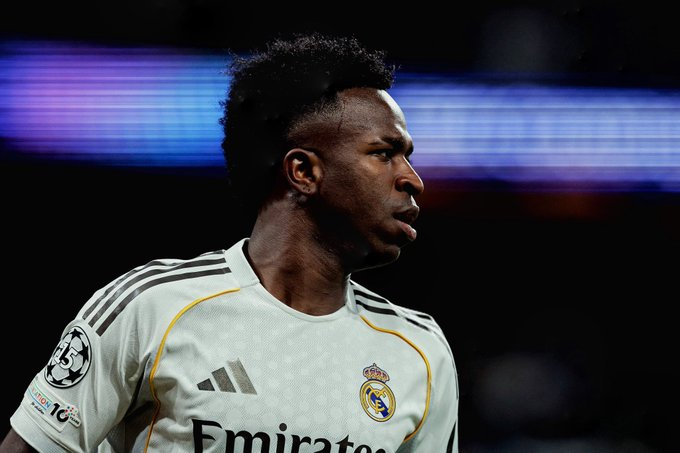 رومان مولينا: ملف فينيسيوس جونيور مثال واضح على سوء الإدارة. نجم الفريق وعقده يقترب من النهاية والغموض مستمر! اللاعب يريد 30 مليون، والنادي لن يدفع أكثر من 20. لا يوج نادٍ أوروبي قادر على تلبية مطالبه حاليًا. النتيجة؟. فينيسيوس في موقف قوة والانتظار قد يمنحه صفقة أكبر 