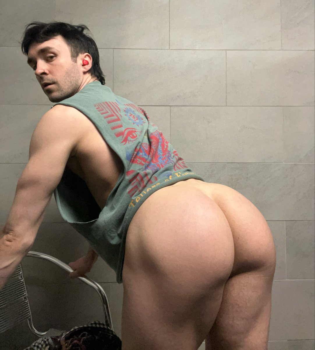 mistercalix's tweet photo. bent over in the locker room 😌 https://t.co/3W1Gmg0YST