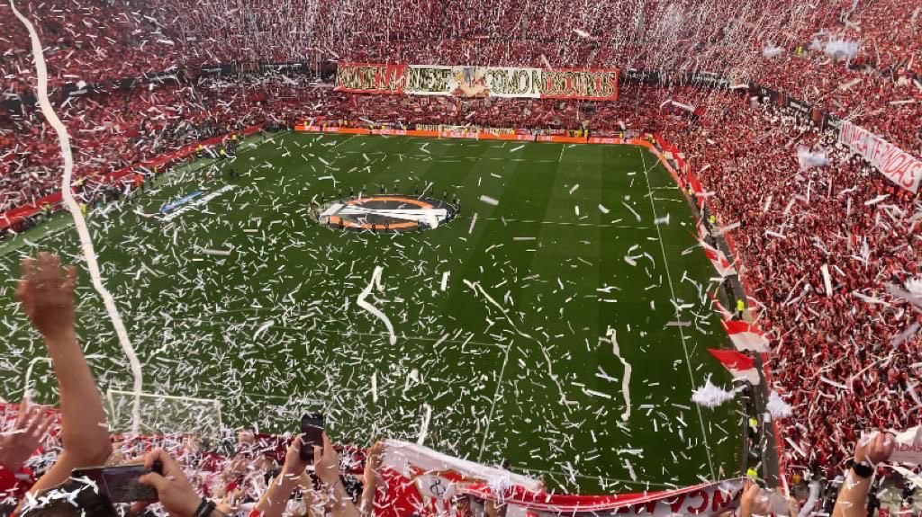 No dependemos de nosotros mismos, hemos caído a falta de 5 jornadas a depender de otros resultados. Pero este campo por Dios, no es de Segunda, no se merece esto. Un mes de liga, 5 finales y 3 en nuestro templo. No queda otra hacer rugir Nervión, levantarnos TODOS JUNTOS y LUCHAR