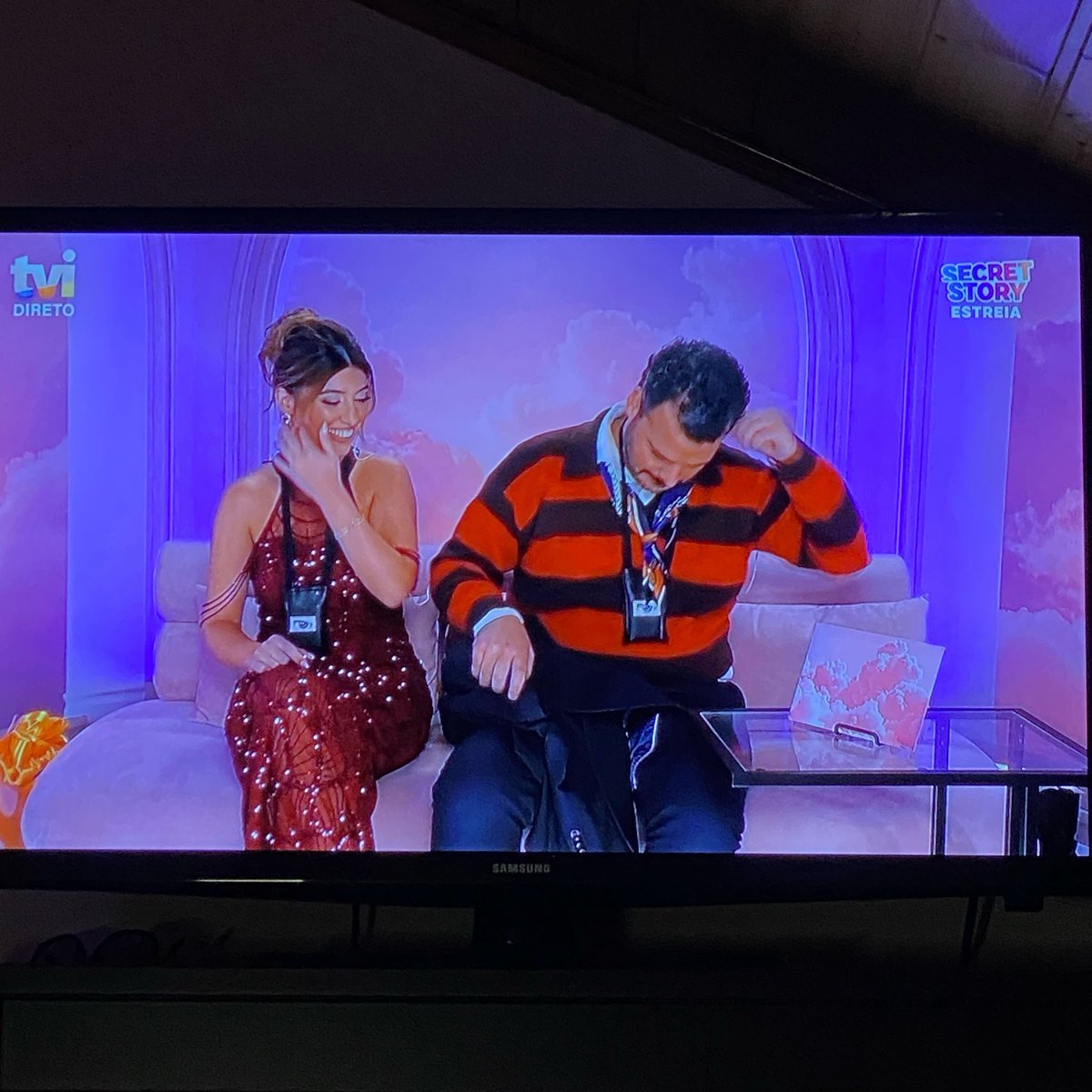 Ariana: “Vou ter de inventar algo para ti” (sobre o JR ter criado o apelido “Arisonsa”)

João Ricardo: “Não tens capacidade para isso” 😭😭😭😭 #sstvi