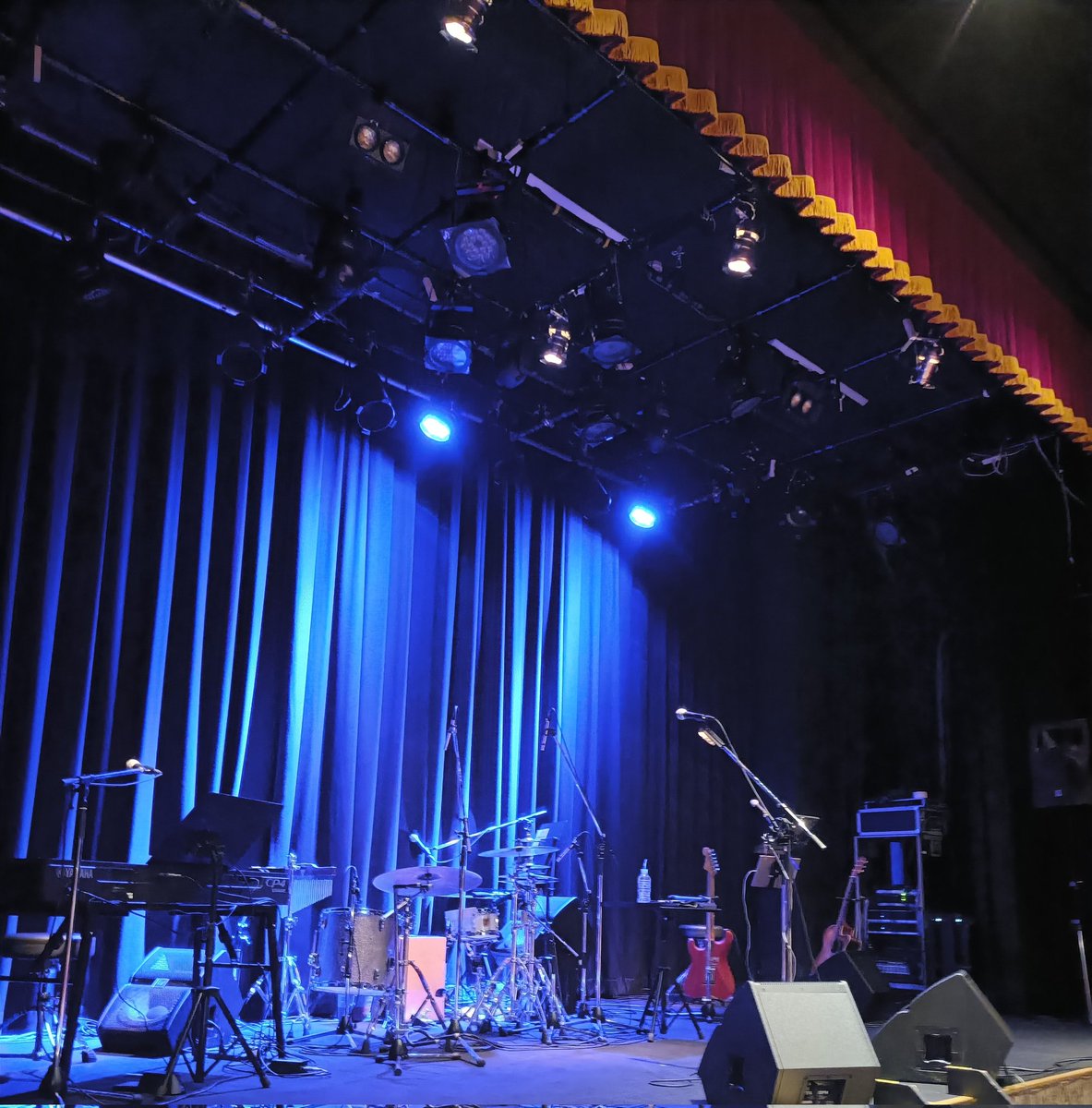 昨日のライブは　ステージも近いアットホームな会場でした😊　
歌声とバンドの皆さんの音を身体中に浴びて　最高の時間でした🎵💕

どのジャンルの歌も素晴らしかったです✨
更に世界が広がった✨️

#中澤卓也
#誰も知らない劇場