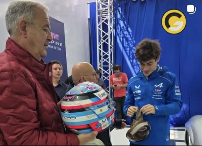 F1Tornello's tweet image. Dos fotos para la historia en el #RoadShow de @FranColapinto, hoy en Buenos Aires. Autoridades del @MuseoFangio intercambian cascos con Franco. En la otra, Franco con la Flecha de Plata y la bandera de Argentina con el fondo de un público apasionado y agradecido 🇦🇷 🏁