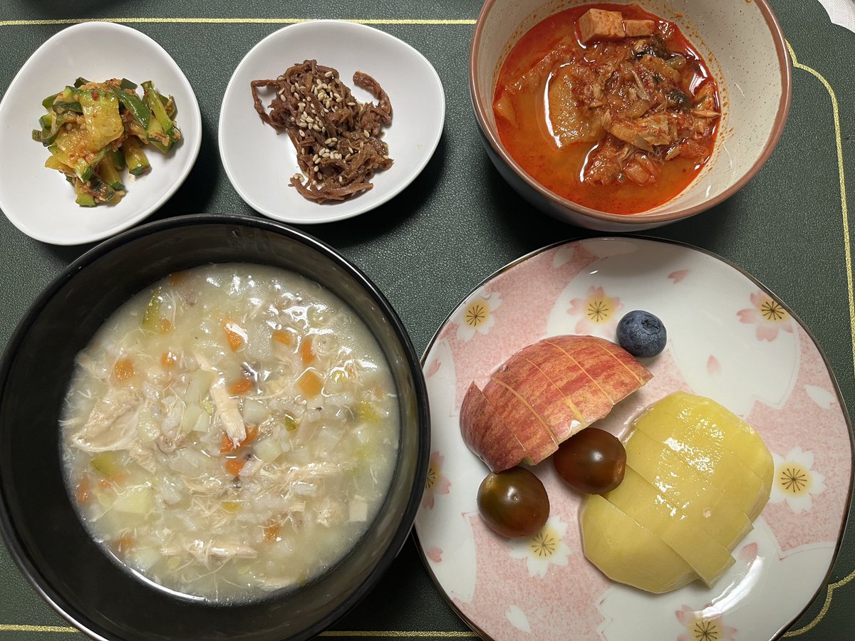 [04.27]
삼계죽, 애호박볶음, 장조림, 김치찌개, 사과, 방토, 블루베리, 키위