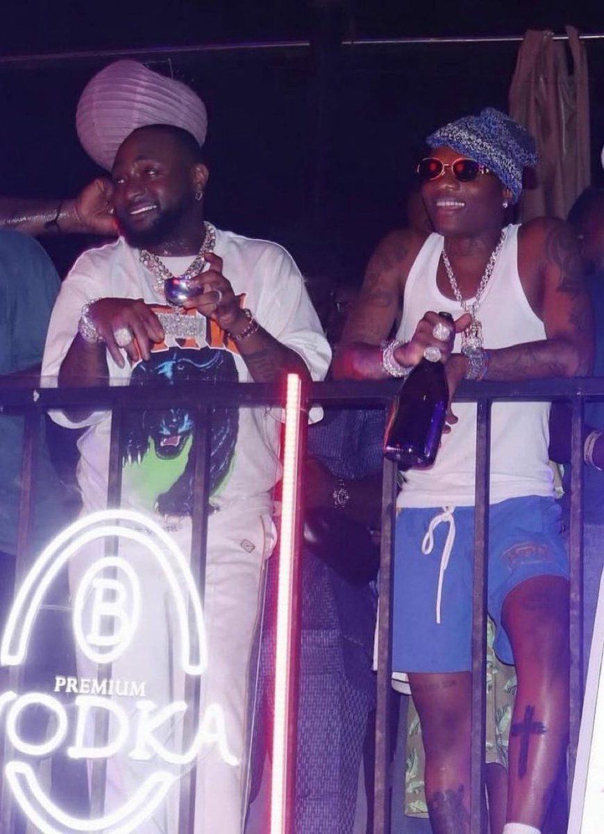 roland_dd_'s tweet photo. WIZKID na smart guy sha, davido be want use am revive him career 😂😂 BIG WIZ Snub am , na so davido carry himself go gumbody Chris brown 😔 Omo the struggle to recreate essence or one dance, I con Dey pity am 💔 https://t.co/5RHlm1YNkG