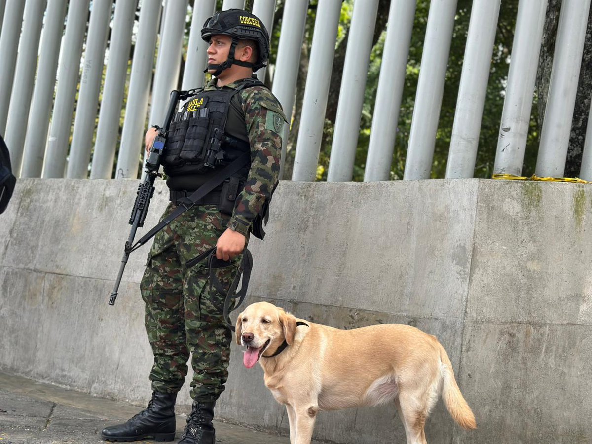 Caracol_Cali's tweet image. #Seguridad | Tropas de la @Ejercito_Div3 y la @PoliciaCali siguen adelantando patrullajes mixtos, puestos de control, verificación de antecedentes y toma de establecimientos, con el propósito de fortalecer la seguridad en #Cali, así como prevenir hechos delictivos.