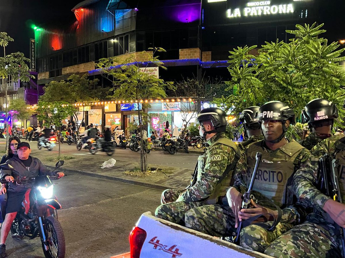 Caracol_Cali's tweet image. #Seguridad | Tropas de la @Ejercito_Div3 y la @PoliciaCali siguen adelantando patrullajes mixtos, puestos de control, verificación de antecedentes y toma de establecimientos, con el propósito de fortalecer la seguridad en #Cali, así como prevenir hechos delictivos.