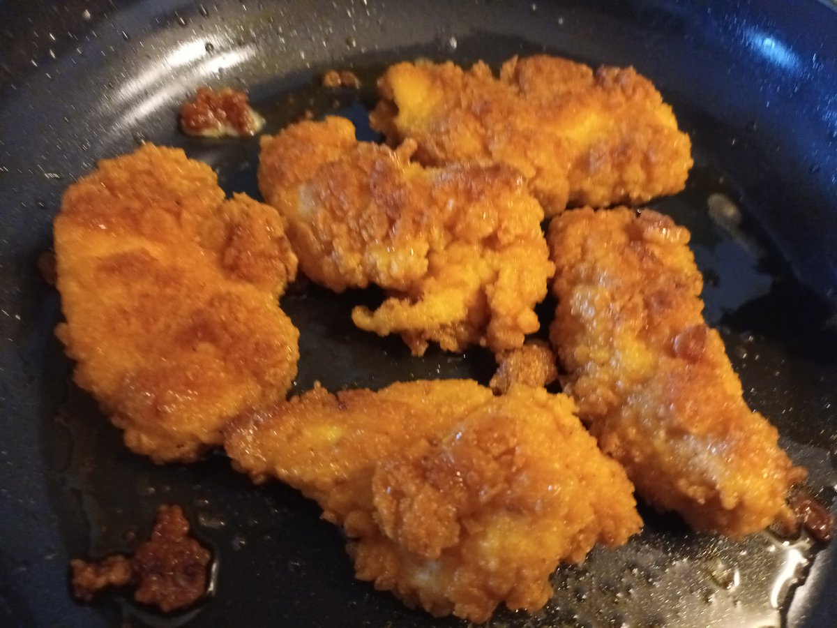 kristallnaach's tweet photo. #frischgekocht🧹🧙‍♀️#Hexenküche 
#Schnitzel und 1. lecker regionaler
#Spargel 🌱 mit 😍 #Hollandaise
Dazu #Riesling🍷#Wein 🍇 #Prost

#Weintag 🍷🍴🍇  #Schnitzeltag 
#Spargeltag 😋 #Sonntagsessen https://t.co/LoWc8k4XlB