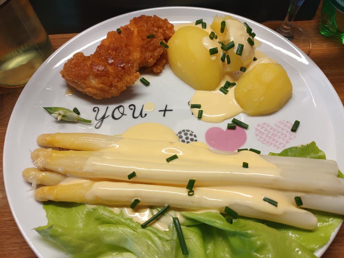 kristallnaach's tweet photo. #frischgekocht🧹🧙‍♀️#Hexenküche 
#Schnitzel und 1. lecker regionaler
#Spargel 🌱 mit 😍 #Hollandaise
Dazu #Riesling🍷#Wein 🍇 #Prost

#Weintag 🍷🍴🍇  #Schnitzeltag 
#Spargeltag 😋 #Sonntagsessen https://t.co/LoWc8k4XlB