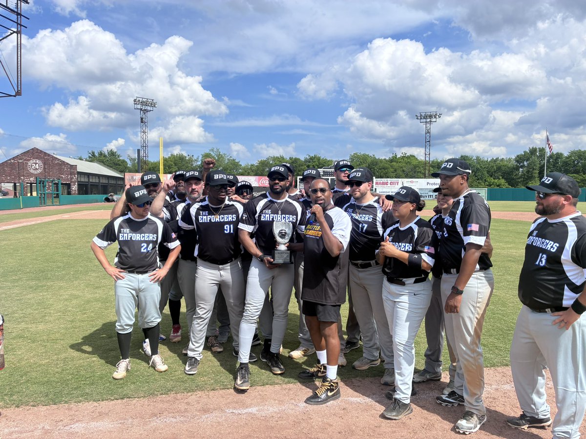 BhamPolice's tweet photo. Thank you to everyone who showed up to support and cheer both teams on. Days like this remind us what community is all about.
#BPD #BFRS
#SoftBall #FirstResponders
#BhamStrong #TheEnforcers
#FireBallers #BattleOfTheBadges https://t.co/0DcOJkrVZT
