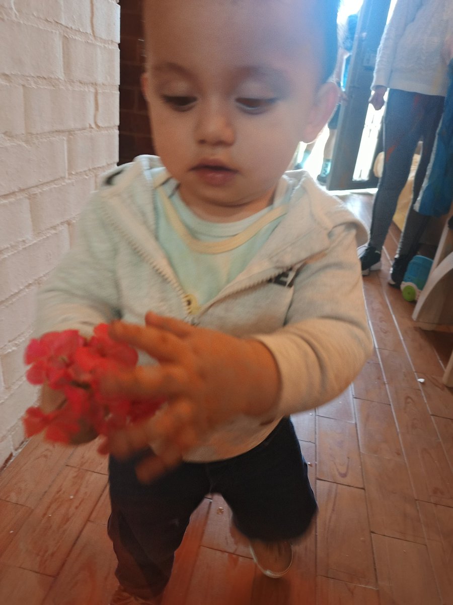 _naneeaa's tweet photo. Vengó a presumir que Eithan ya arranca flores para mamá ❤️‍🩹 https://t.co/fQsyIMYJIe