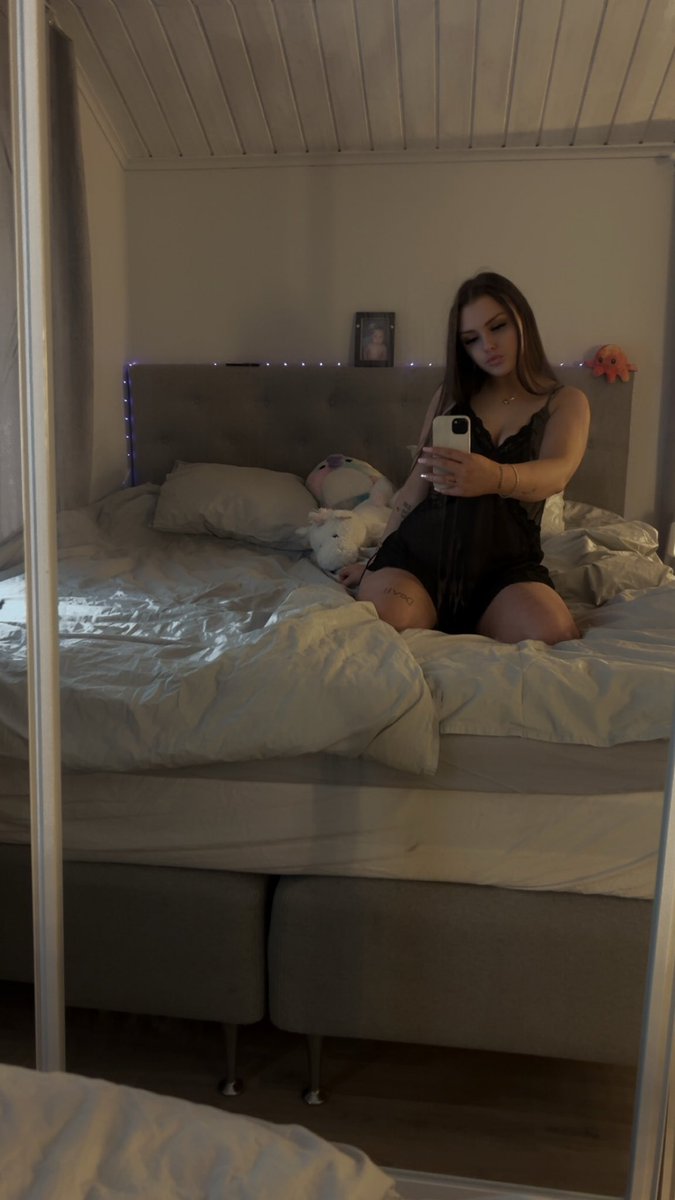 Gudinna_j's tweet photo. Nu har lönen kommit låt mig tömma er och gör eran miss glad , har det ni söker 😘😘#findom #slavar #naket #sexigt #förnedring #samtal
https://t.co/VLUAEKBaBN https://t.co/ifSQJZms55