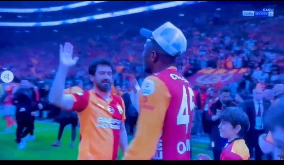 Önecelikle üstün bir oyun oynayan Galatasaray’ı tebrik ediyorum. 

Hepimizin tuttuğu bir takım var. Burada spor konuşmayı savunduğumuz dava uğruna geri plana atar hatta hiç konuşmayız. Siz ise yıllardır sırtınızı Reis’e dayamış bir imza ile atanmış kişilersiniz. Üzerinize bir