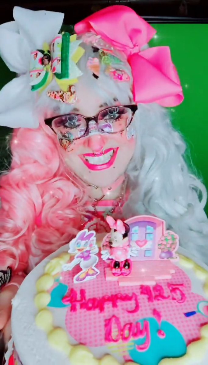 MissEtrian's tweet photo. Happy (belated) 425 Day!! It's 4:25 Somewhere!!! 💖🎀💞🦄 (filming got delayed due to chronic pain sorry guys 😅) #425day #scp425 #scpfoundation #scp #minniemouse https://t.co/VRr4fpVzXG