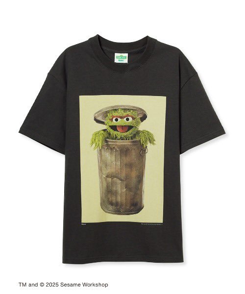 📷 | A camiseta que #RM está usando no soundcheck de hoje é da Vila Sésamo Market com uma estampa do Oscar, o Rabugento dos Muppets na cor cinza escuro.