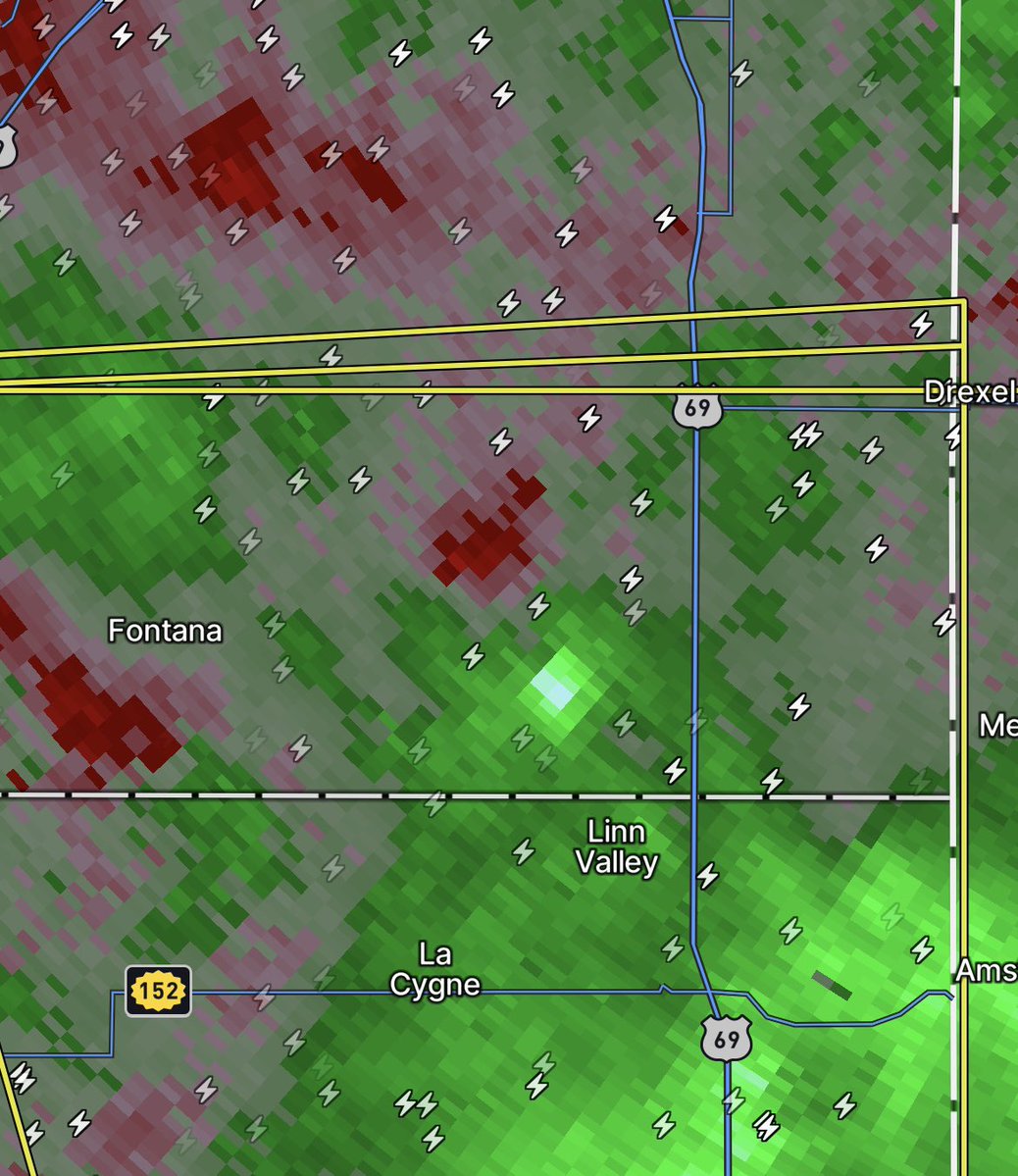 WeatherWatcherX's tweet image. Bookend circulation attempting to wrap up near Linn Valley, KS.

Seek shelter!

#tornado #weather #wxtwitter #KSwx #MOwx