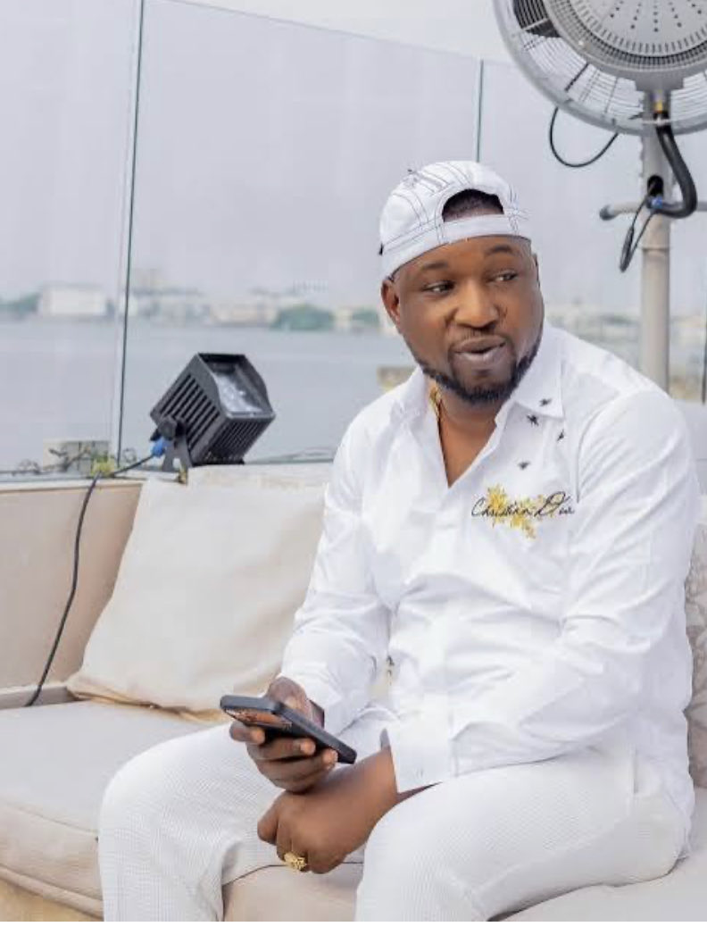 ishaq30's tweet photo. Tunde Perry e dey do am like say na only him get the mic  Who else agrees this guy is the king of roasts? #TundePerry" https://t.co/HVTrDe64fr