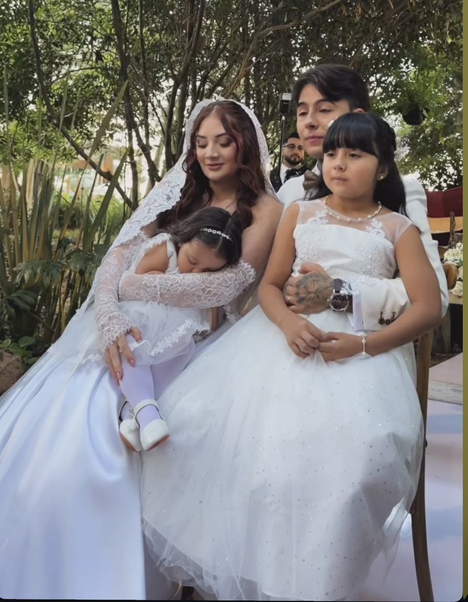 Ver esto después de tanto tiempo siguiéndolos, se siente como si unos amigos se hubieran casado, <a href="/Zaratee__/">V A L 💫</a> 🥹