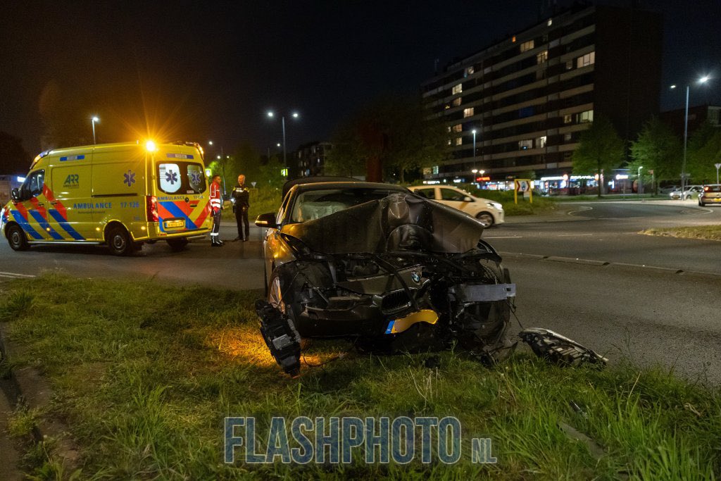 Auto vliegt uit bocht en knalt tegen paal aan in Schiedam