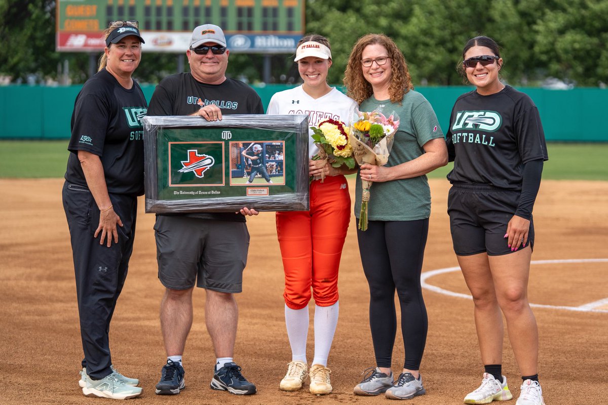UTDCometSB's tweet photo. We 💚🧡 our seniors 

#whoosh https://t.co/JXSKNtjJ2V