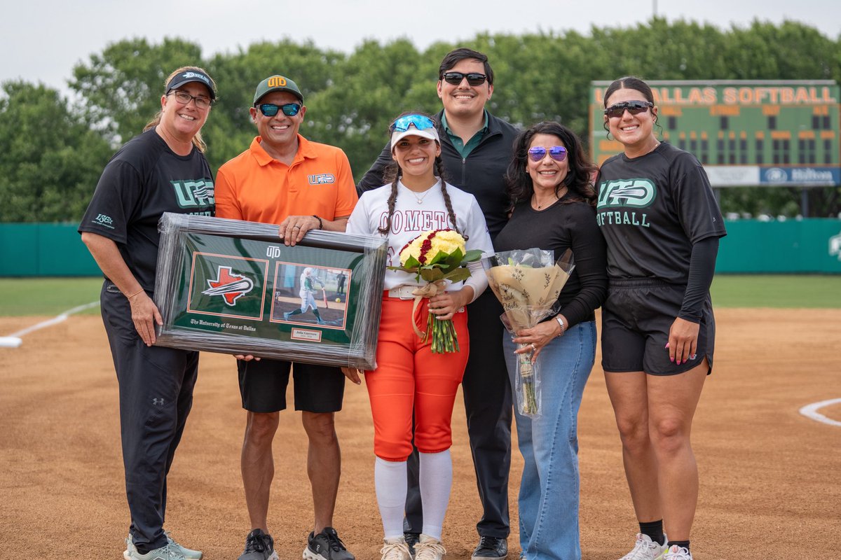 UTDCometSB's tweet photo. We 💚🧡 our seniors 

#whoosh https://t.co/JXSKNtjJ2V