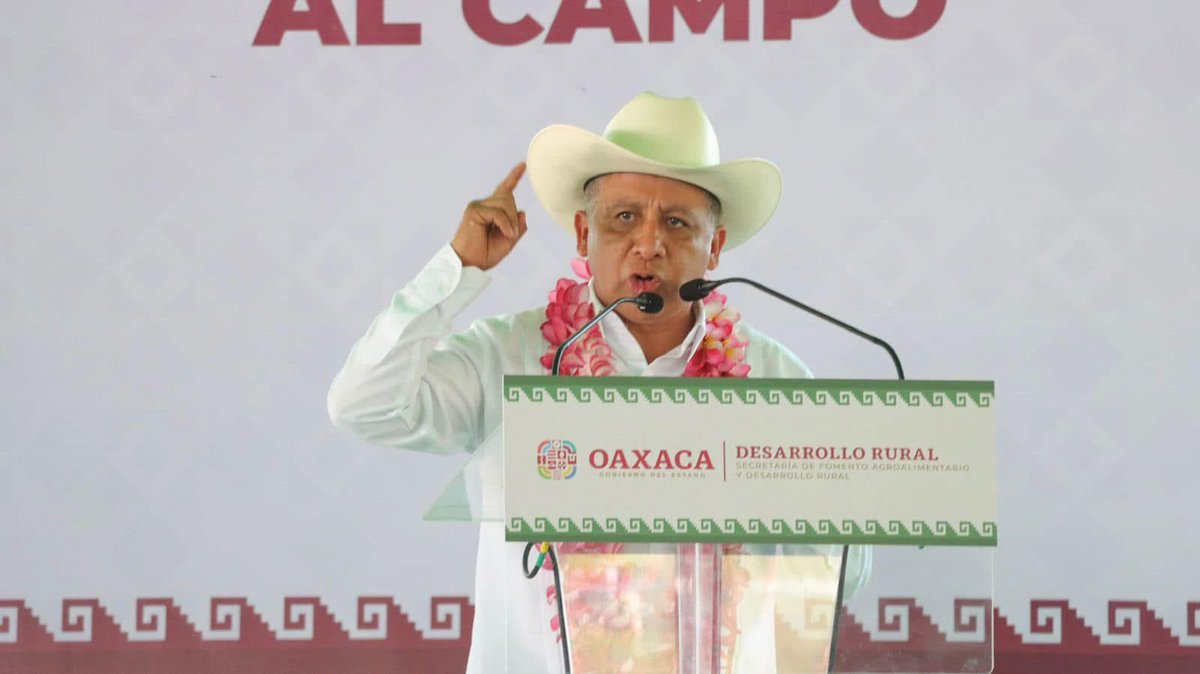 SEFADER_GobOax's tweet photo. En la  Ciénega de Zimatlán, el Gobernador del Estado, @salomonj ,acompañado del titular de la #Sefader, Ing. @LópezLeyvaV, encabezaron la entrega de apoyos al campo 2026, con una inversión superior a 43.6 millones de pesos en beneficio de más de 4 mil productoras y productores de Valles Centrales.

A través de los programas Abasto Seguro de Maíz y Maíz Nativo, se fortalecen las actividades agrícolas, acuícolas y el aprovechamiento del agua mediante la entrega de paquetes de insumos agrícolas, atención fitosanitaria a cultivos, distribución de alevines de tilapia y trabajos de desazolve para mejorar la captación de agua de uso agrícola. 💧🌽🐟

Con estas acciones, el Gobierno del Estado y la #Sefader reafirman su compromiso de seguir transformando el campo oaxaqueño con bienestar, productividad y justicia social para las ocho regiones. 🤝🌾

En este importante evento estuvieron presentes las y los productores, así como autoridades de distintos municipios de los Valles Centrales; también se contó con la presencia del Presidente Municipal de la Ciénega de Zimatlán, Pawel Celaya Arellanes; la Senadora Laura Estrada Mauro; la Presidenta de la Mesa Directiva del Congreso del Estado, Dip. Eva Diego; la Presidenta de la JUCOPO, Dip. Tania Caballero; así como las y los diputados Iván Osael Quiroz Martínez, Isaías Carranza  Secundino, Raynel Ramírez Mijangos y César David Mateos Benítez.

También asistieron el Dr. Jelle Van Loom, Representante Regional para América Latina y Director Asociado de Sistemas Agroalimentarios Sostenibles del CIMMYT; el Dr. Mariano Morales Guerra, Subsecretario de Seguridad Alimentaria; el Ing. Mario Robles González, Subsecretario de Agronegocios; y la Lic. Juanita Arcelia Cruz Cruz, Directora General del Instituto de Planeación para el Bienestar.