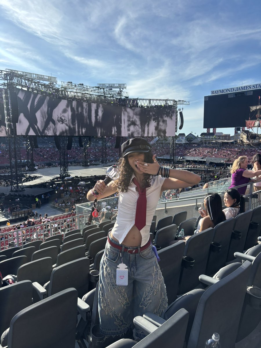 lola⁷ ★ 🪭 just saw bts !! tweet media