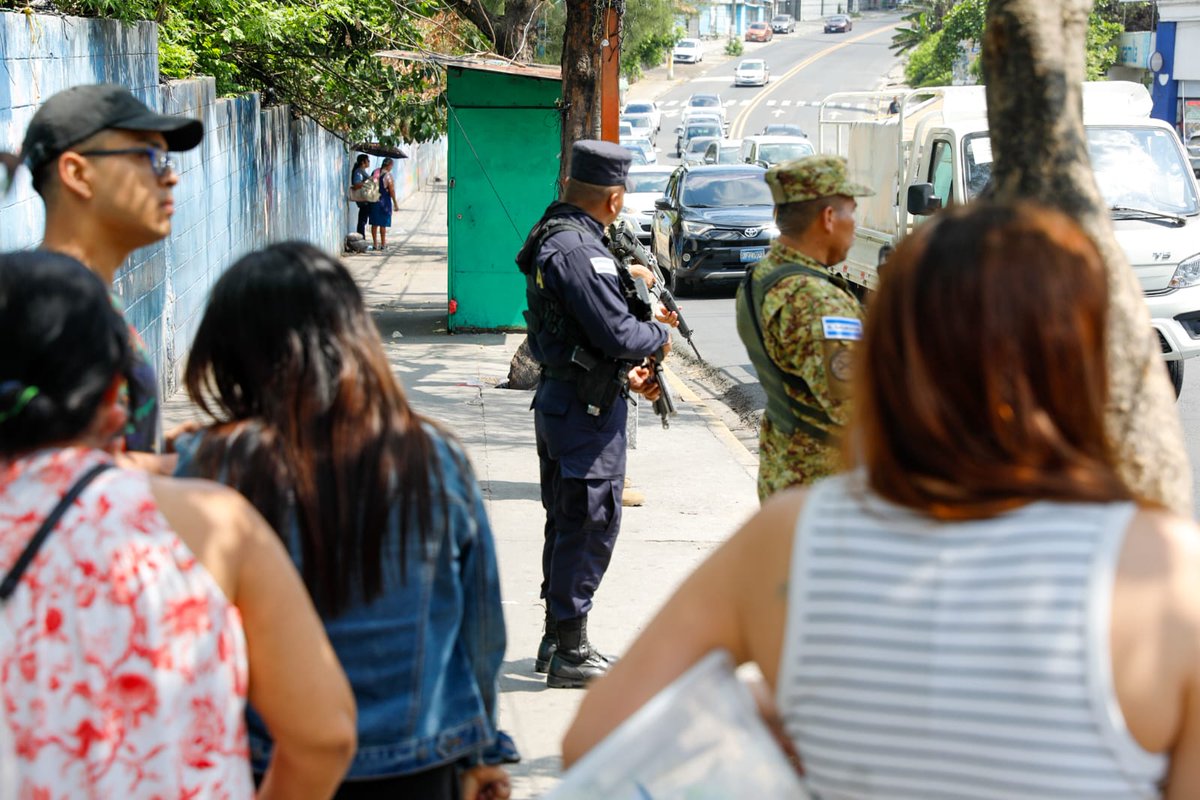 PNCSV's tweet photo. Continuamos con las acciones junto a la @FUERZARMADASV sobre la 29 Avenida Norte en la colonia Zacamil, de Mejicanos, San Salvador Centro para garantizar la seguridad no sólo en los puntos de abordaje, sino, dentro de las unidades del transporte colectivo.

#PlanControlTerritorial