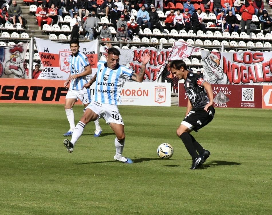 Perdía, lo dio vuelta y es más puntero que nunca.

Morón le ganó a Racing(Cba) por 2 a 1 tras ir perdiendo por un golazo de Ricky Centurión, sin embargo Kubiszyn lo igualó con un gran disparo desde afuera del área y Olivares selló el resultado. Un Gallo líder que invita a soñar.