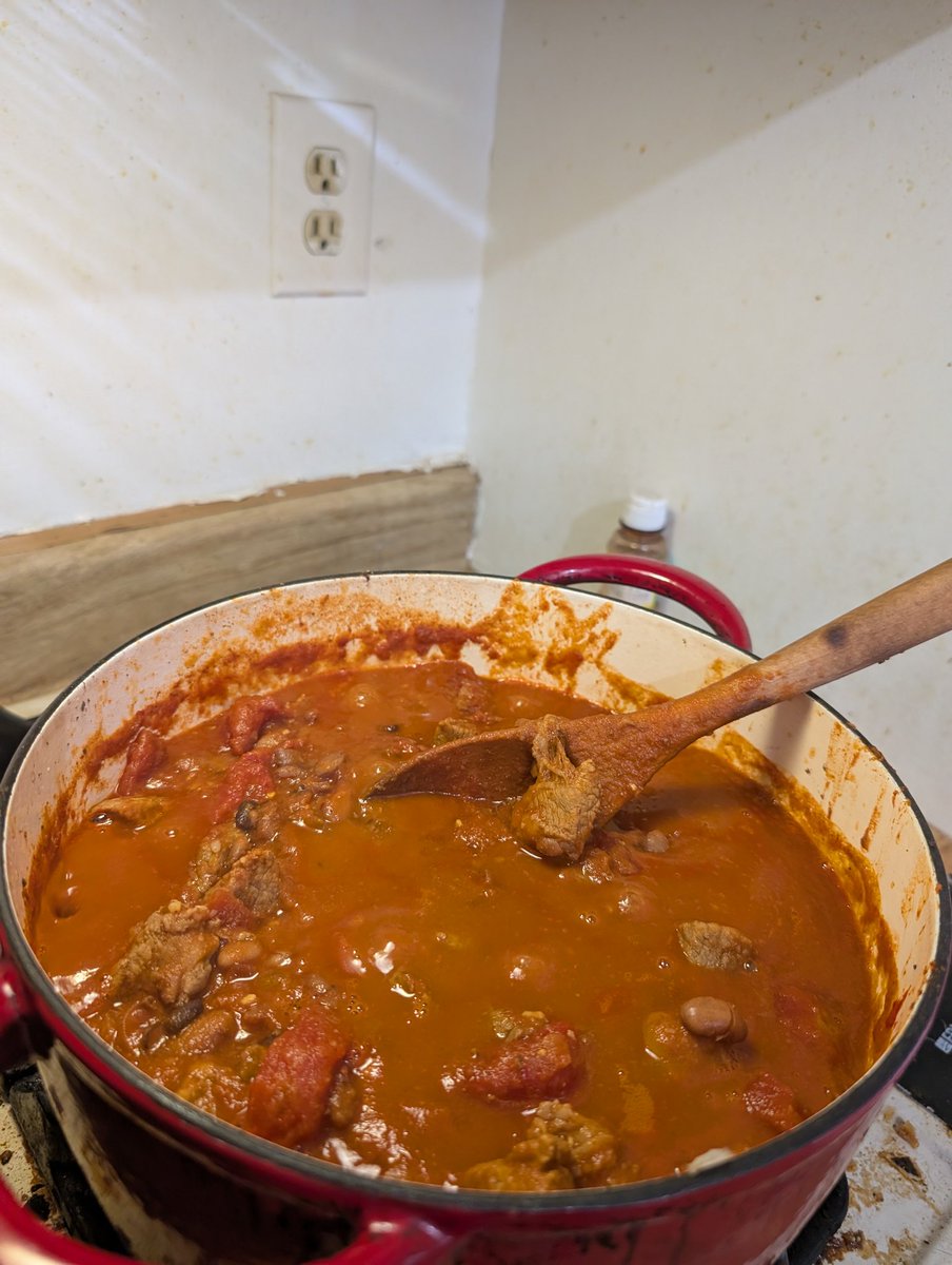 Lauren_LP2's tweet photo. Chili be chillin tonight. (Don't eat cold chili unless that's your jam) #jamisntchili #cooksgottacook #sundaysomething https://t.co/imEaVDUzSE