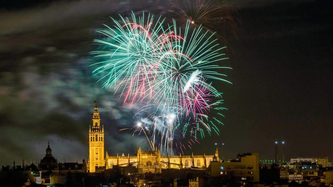 Muchas quieren parecerse, y ninguna llega a igualarte.
Cae la noche y, mientras la ciudad se prepara para el descanso, ella vigila desde lo más alto de su cielo sevillano: «Buenas noches, bella dama».