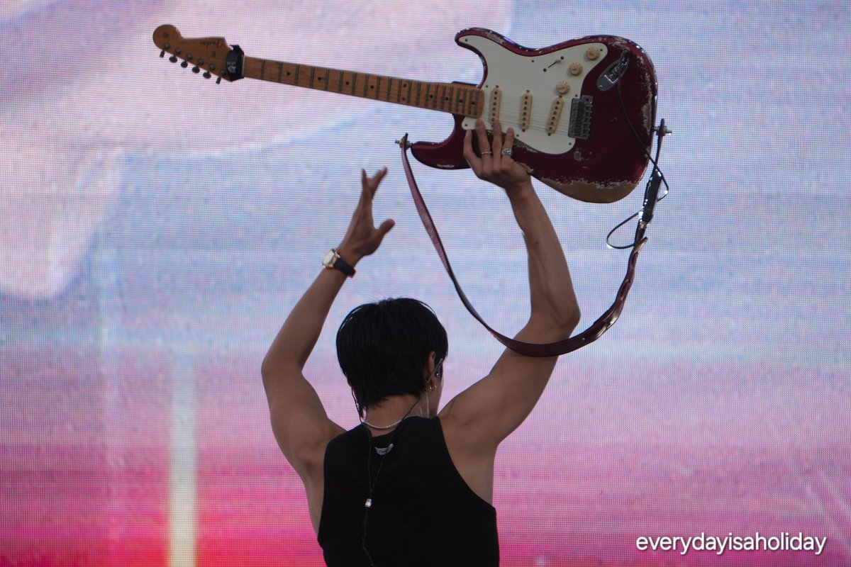 everydayisholiday tweet media