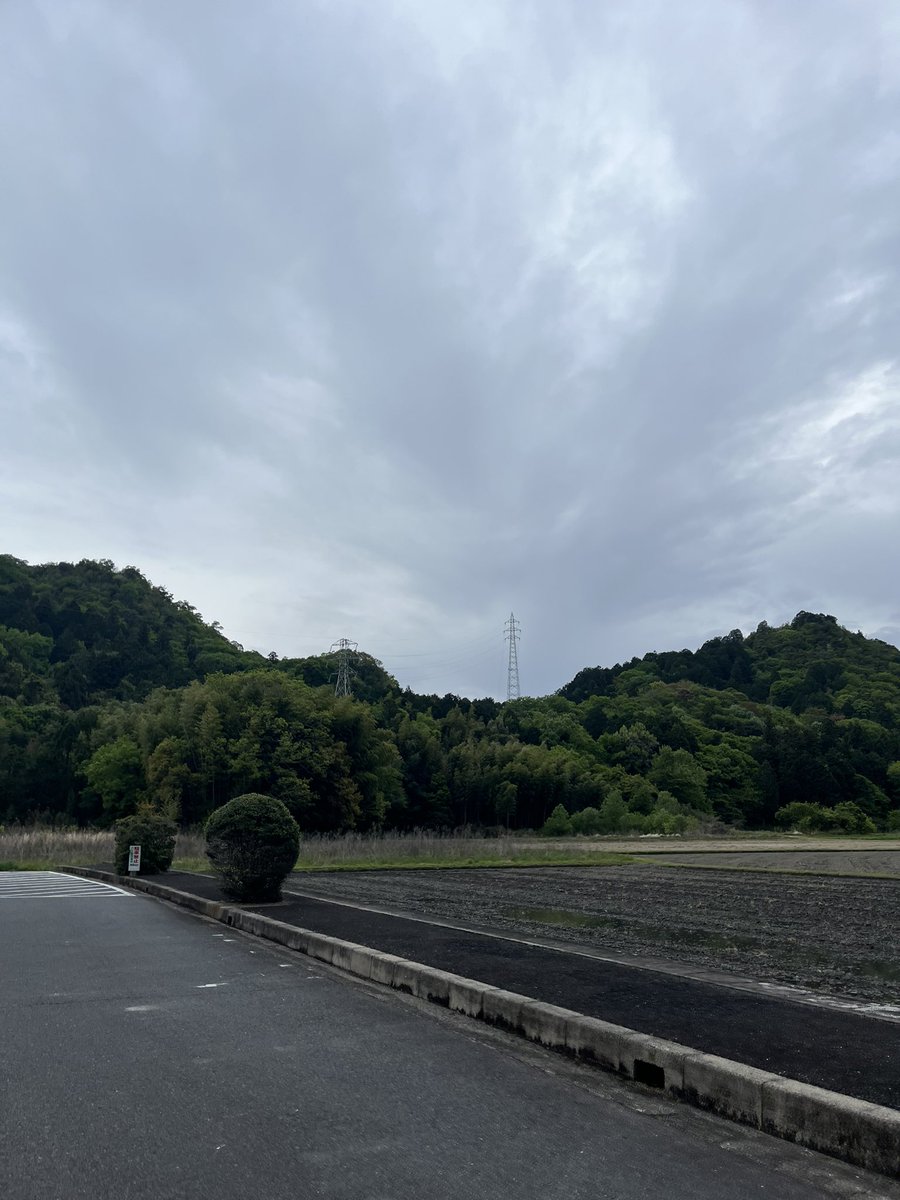 SKY_SWEEPER's tweet photo. 野洲川左岸部の南京都新八幡線

山の上の方が先に建て替わってあと２基が残るだけになってしまった。 https://t.co/VxApQRqhnm