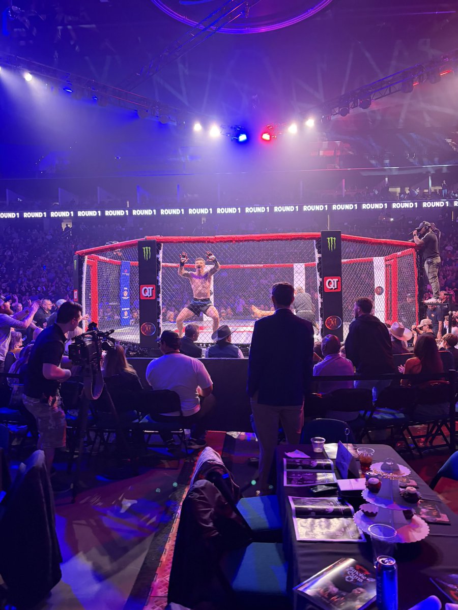 TWShannon's tweet image. Smoke and Guns 🔥🥊
Tulsa showed up last night! Law enforcement vs firefighters, all heart, all grit. Proud to support those who serve our communities every day.

#JustGettingStarted #Tulsa #FightNight #SupportOurHeroes #Oklahoma