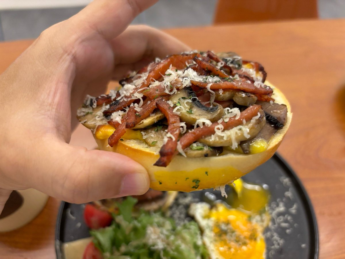 serpille34's tweet image. Sunny side up eggs + crispy bacon + fresh salad = perfect morning fuel!  #BreakfastVibes #EasyMeals