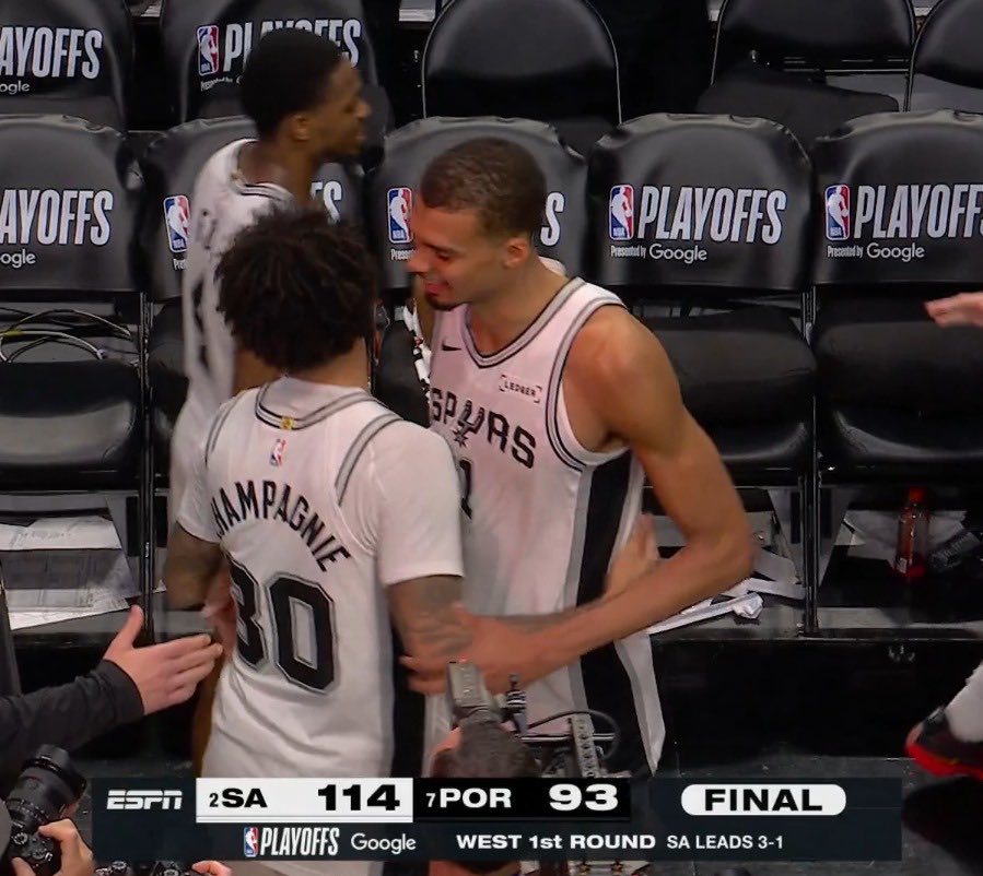 50NuancesDeNBA's tweet image. SPURS WIN !!! ET ÇA FAIT 3-1 !!! 👀✅

Alors qu’ils étaient menés de 17 à la fin du QT2, les Spurs auront envoyé une énorme deuxième mi-temps ! 

Belle performance collective, menée par De’Aaron Fox et Victor Wembanyama !

San Antonio est à une victoire des demi-finales de