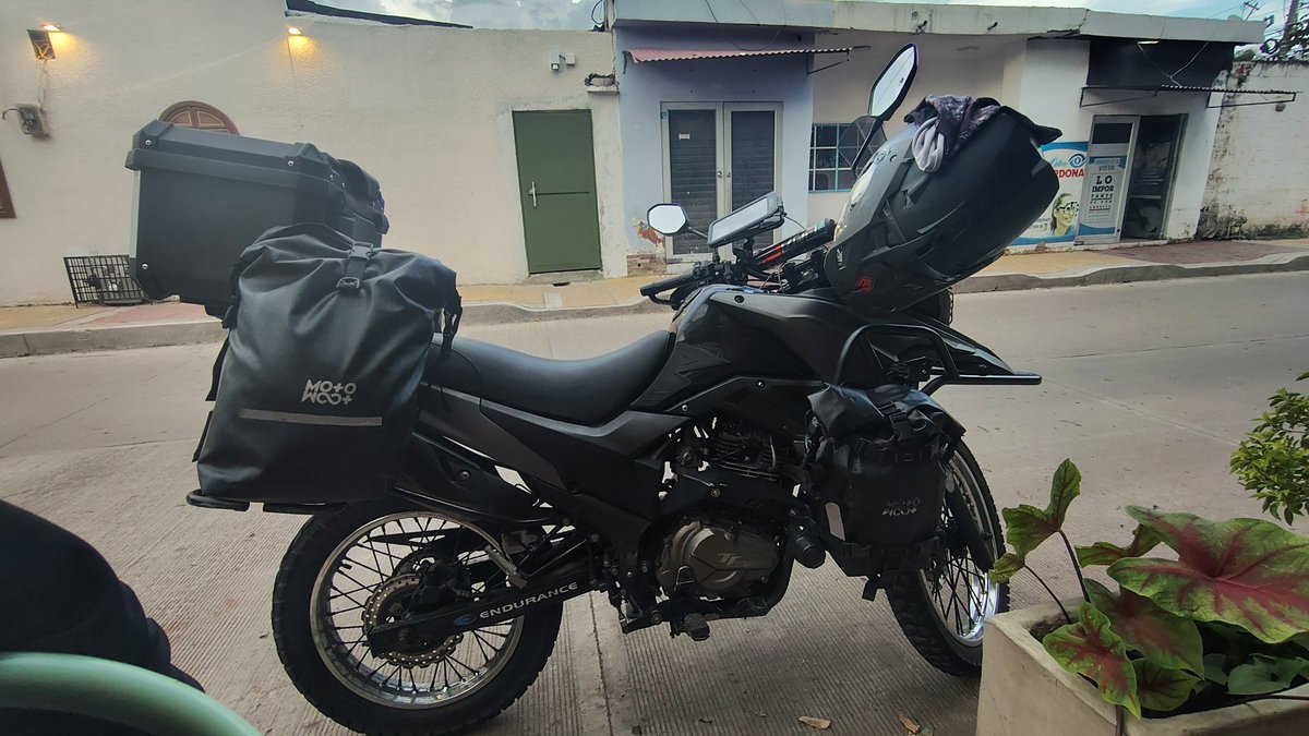Luego de un amague de varada y un ridículo aguacero torrencial de 1 km, ya llegando cerca a la montaña. Buen restó de domingo para todo el mundo 😎