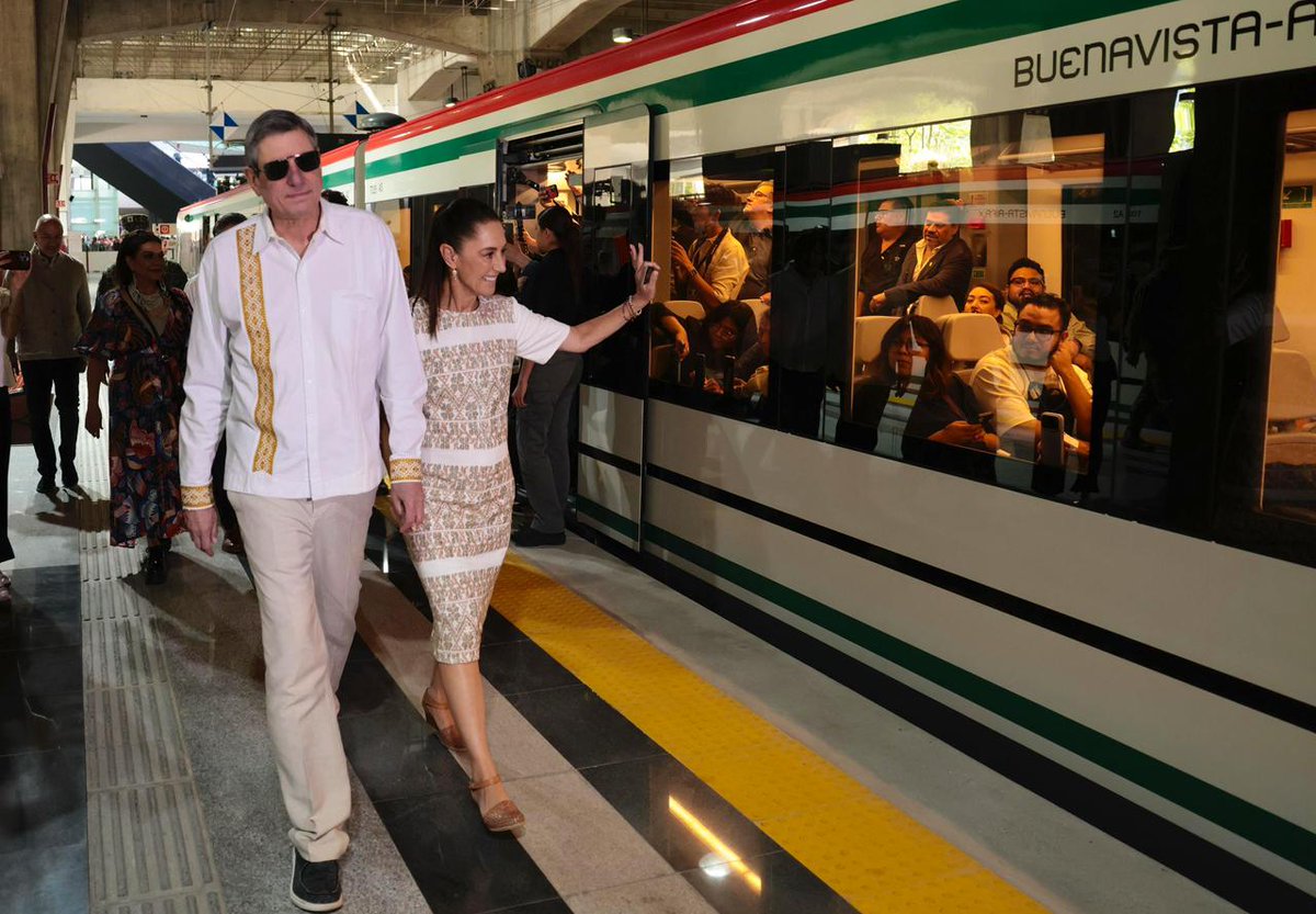 AlertaQro's tweet image. 🚉🎉 La presidenta #ClaudiaSheinbaum inaugura el #TrenFelipeÁngeles: Buenavista - AIFA ✈️🧳

🗺️📍Conectará al norte de la CDMX con el AIFA, en menos de 60 minutos en el inicio de operaciones y posteriormente en 43 minutos, y se prevé una demanda estimada de 57 mil pasajeros 👥🚅