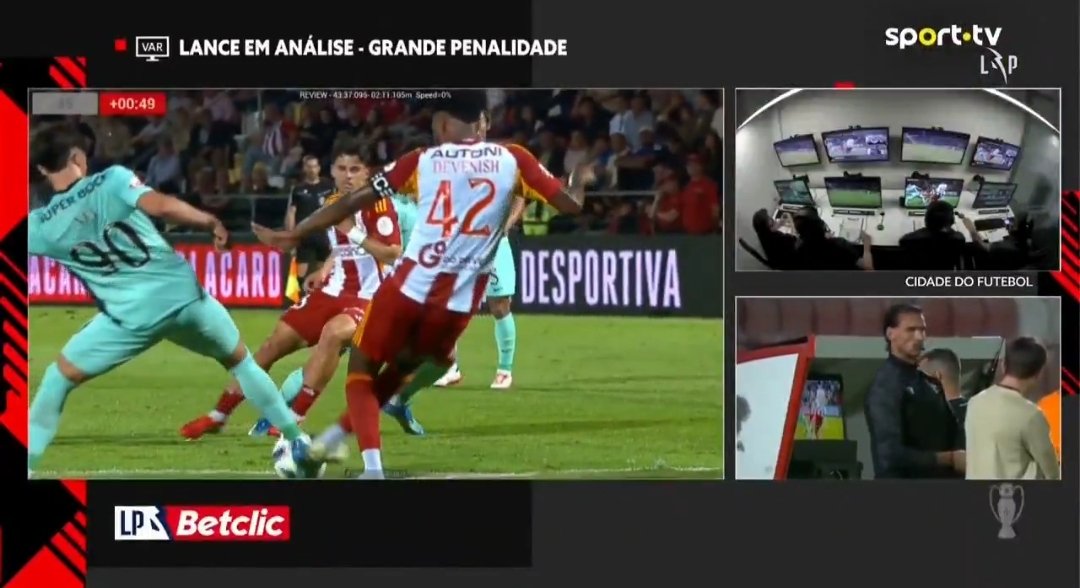 Árbitro: "O jogador número 23 não comete infração"  😳

Epá, errado não está mas porque raio foram ver o que é que o jogador 23 estava a fazer quando o 42 comete falta? 😐