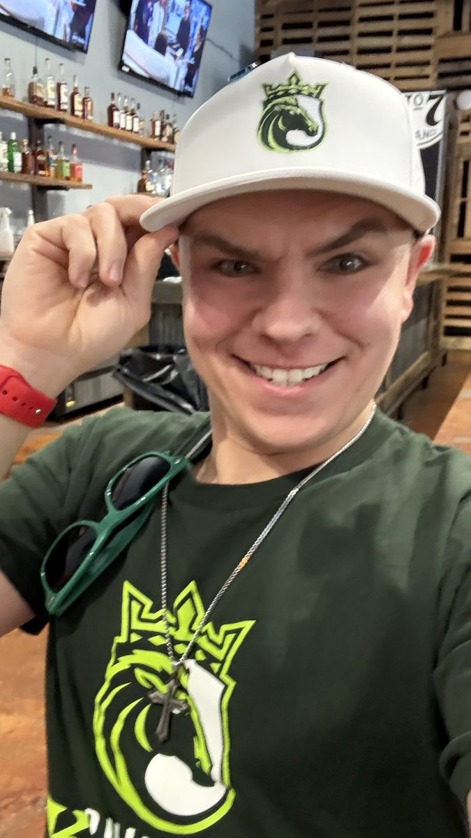 Sam93BirdReal's tweet photo. I had my 2nd picture taken with Derby. I call it The Royal Feast. It was taken in the @UFLKings watch party in Parlour Pizza + Pints in Downtown Louisville. #GoKings #93Bird (usually) https://t.co/okYbnSCf26
