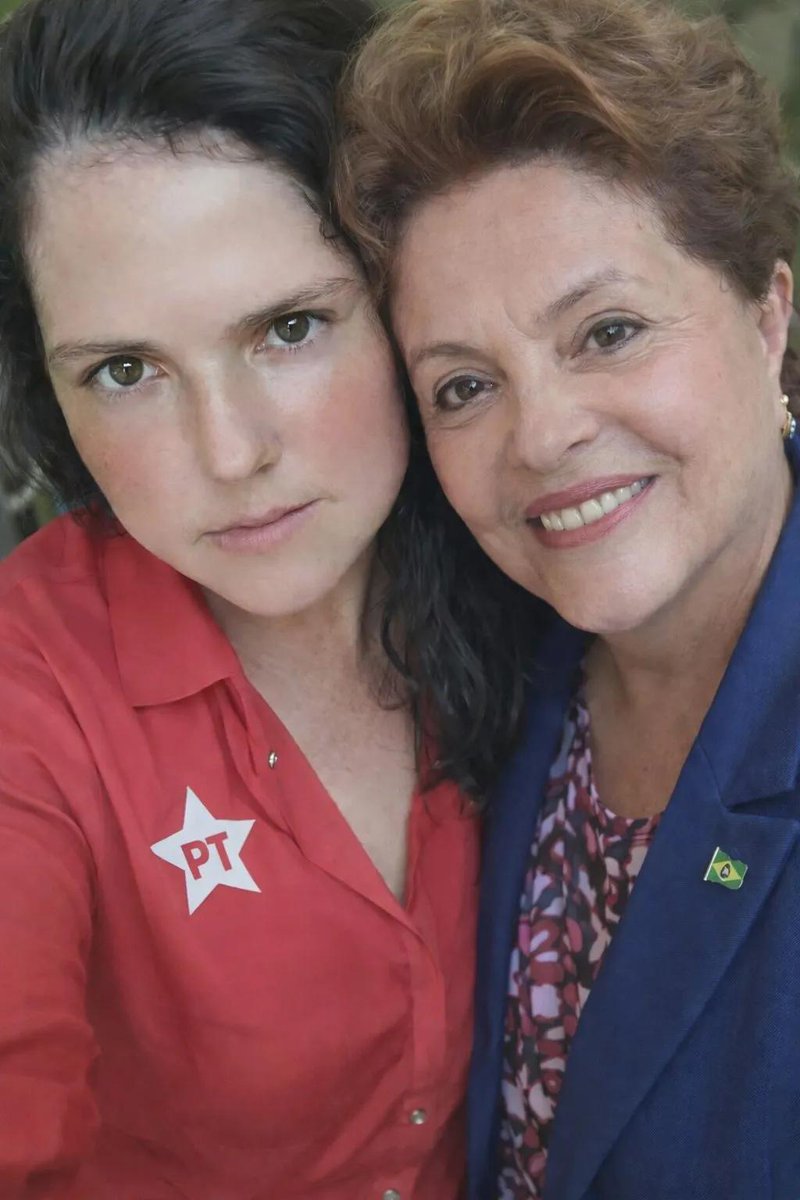 Tem fotos que seriam quase um símbolo, né? Especialmente quando envolvem alguém como a Dilma Rousseff, uma mulher que atravessou a ditadura militar, torturas, a presidência da República, sofreu um golpe e um impeachment, mas segue sendo uma figura histórica incontornável no