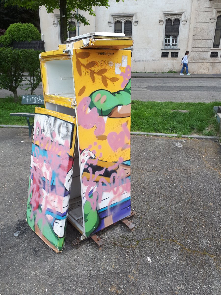 DannySand4's tweet image. In origine era uno scambialibri.  vandalizzato in pochi mesi, come altri loci di cultura, è  il memento della contemporaneità. Le ante erano in mezzo alla strada e un volenteroso (70nne) le ha spostate. SI trova davanti al Poli. Gen z  irrecuperabili. #Torino #Lorusso