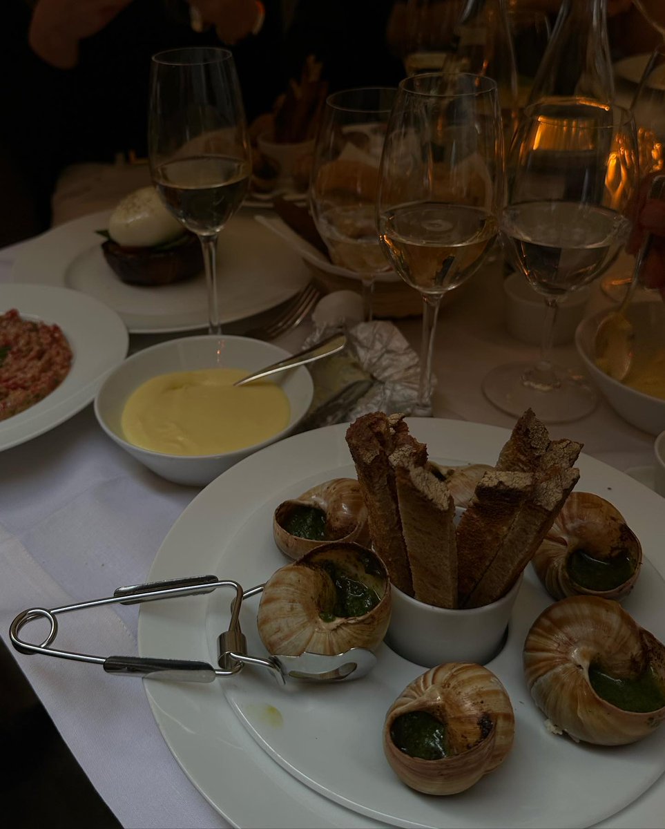 jay153422246550's tweet image. Elevating our "girl dinner" tonight. Cheers to the best kind of therapy session! 🍝📷 #girldinner #besties #dinnerdate #cheers