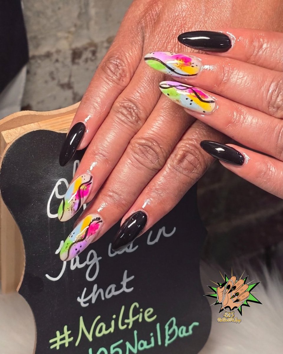 425NailBar's tweet image. Obsidian gloss 🤝 Neon watercolor. The 2026 summer transition starts here. 🖤⚡️ handle with care.

Book: 425nailbar.com
Text: 804-477-6029

#NailArt #425NailBar #SummerNails #NoirMani