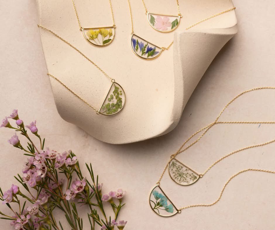 SmithCoGifts's tweet image. Our pressed flower necklaces hold tiny blooms suspended in time. Wear it close as your little keepsake of forever spring 🌸 #GiftGivingSimplified #Gifts #GiftShop #ShopLocal #CaldwellNJ 🇺🇸 SmithCoGifts 💙