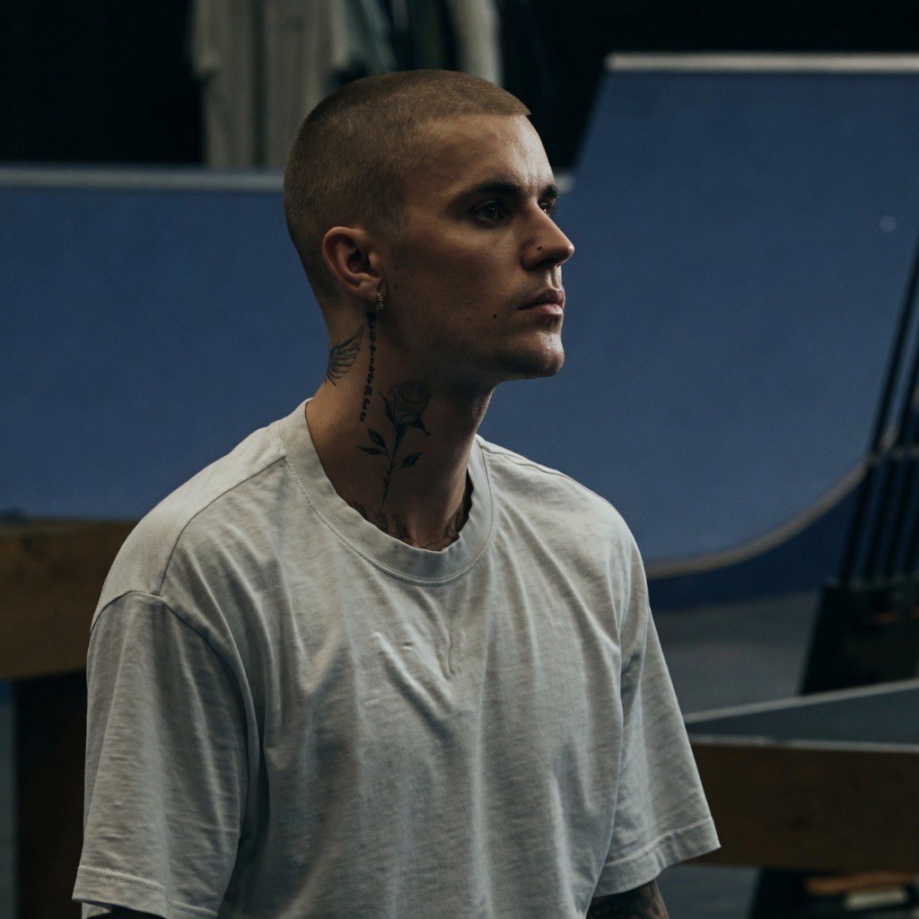 drewlegend_'s tweet photo. yo no puedo creer que a algunas personas no le parece lindo justin bieber, miren lo que es esa cara 🫦 https://t.co/Fk4szESbWw