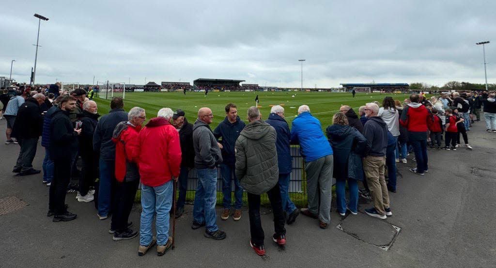 APCAFC's tweet image. #THISTIMELASTYEAR
Truro City 5 St Albans City 2
#VanaramaNationalLeagueSouth

Truro City win promotion to the National League Premier

Did you cover this game @Goal_Mass?
If so, any footage?