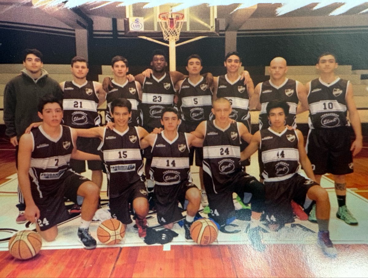 jptaborda74's tweet image. 🏀⏳ Viajamos al 2015… Este plantel Sub18 de Bohemios 
 ¿Recordás quiénes integraban esta categoría? 🤔👇 ¡Te leemos! #Bohemios #Basquet #Uruguay #UnaVueltaPorElPasado