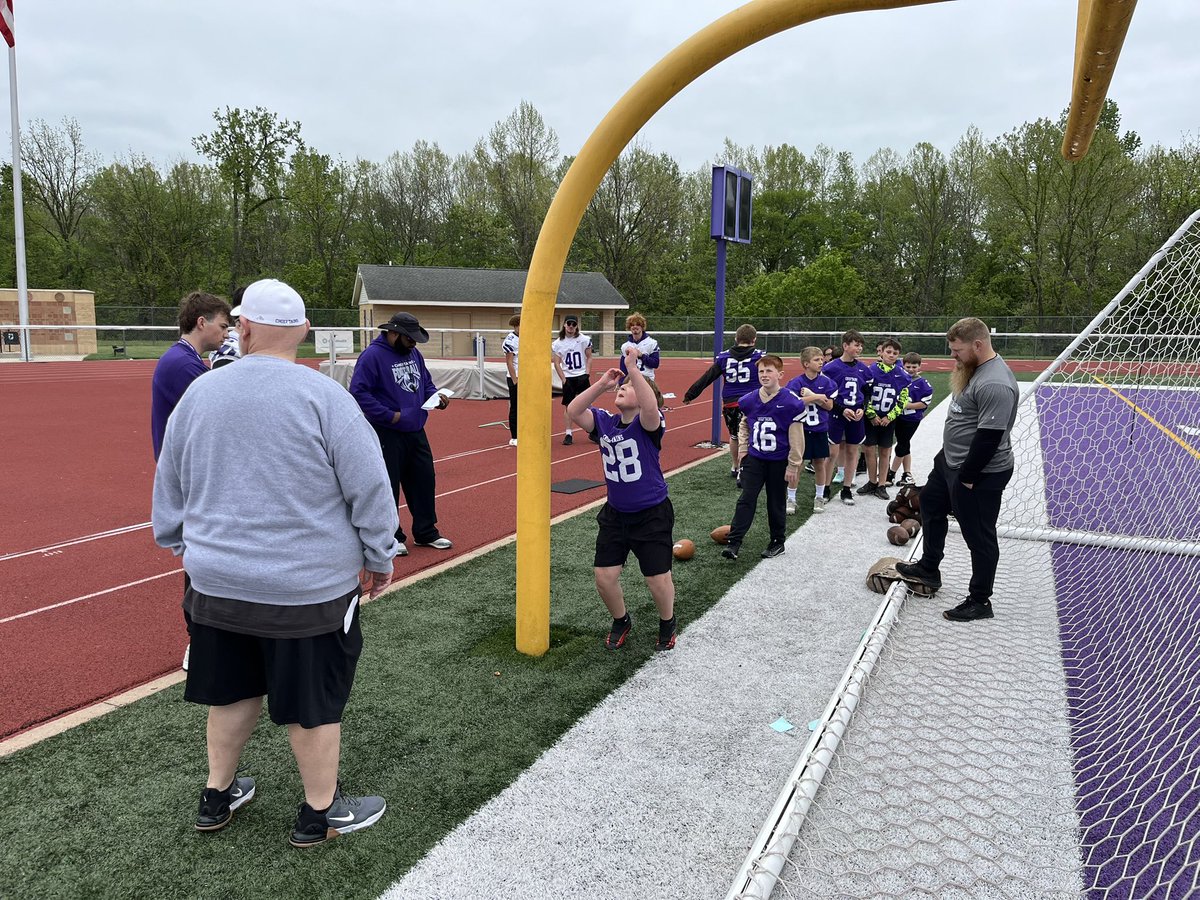 logan_football's tweet image. We had an awesome day working with our youth today! The future of our program is bright! Thanks to our Varsity players and coaches for helping to showcase our young players.

We have to set the standard!

#protectthetribe #gochiefs #oneprogram