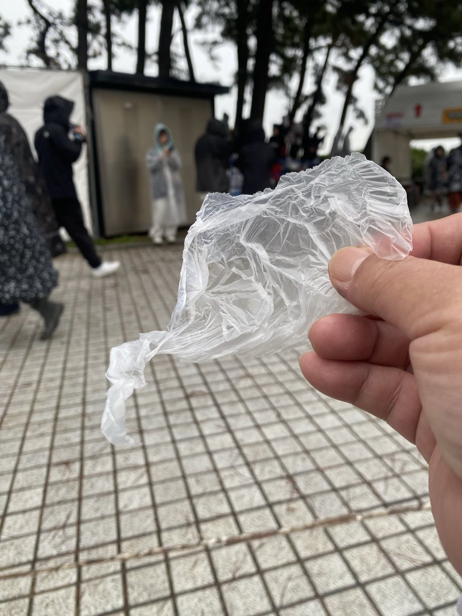 peteoutlow's tweet photo. 昨日はトライアングルニ日目に参戦してきました！
Gフリの平和への願いを全体で分かち合えた素晴らしい一日になりました。
砂ぼこりの舞わない湿ったライブになりましたが熱かったです〜🔥
今回の戦利品、四星球U太の衣装！ https://t.co/DTQPrL8Ikm