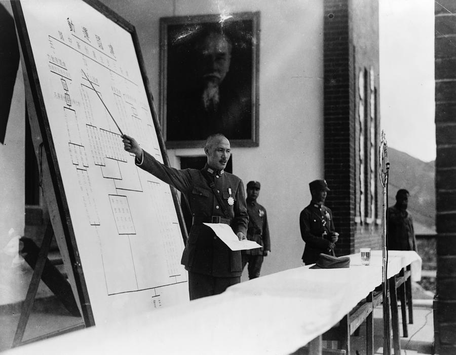 CLeeChennault's tweet photo. Generalissimo Chiang Kai-shek gives a lecture at an officer training camp, late 1930s or early 1940s. https://t.co/KCdAohWbc6